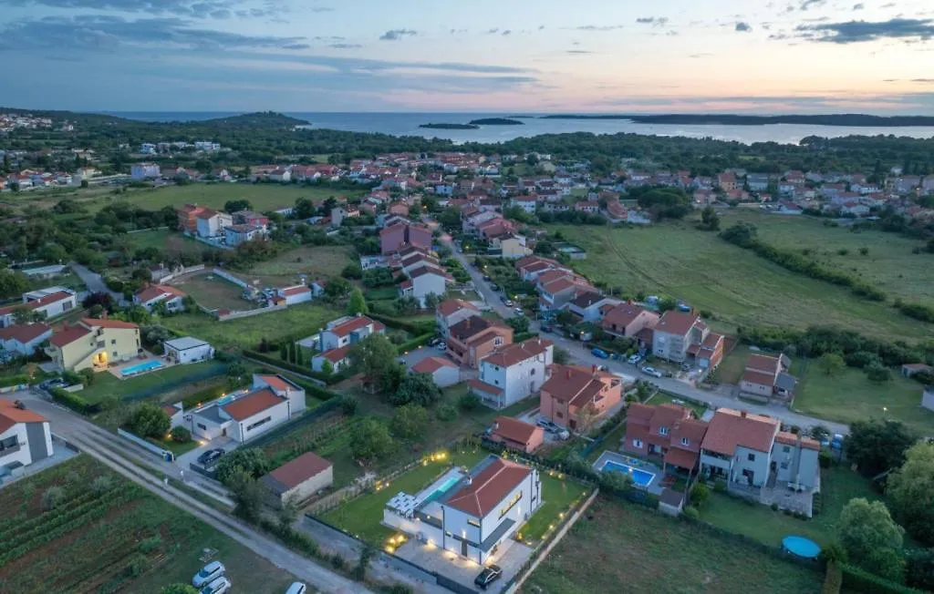Beautiful Villa Celi With Pool In Fažana